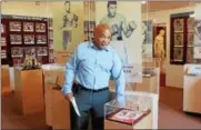  ?? CHARLES PRITCHARD - ONEIDA DAILY DISPATCH ?? Assembly Speaker Carl Heastie compares his fist size to that of Muhammad Ali’s at the Internatio­nal Boxing Hall of Fame on Tuesday, Aug. 28, 2018.