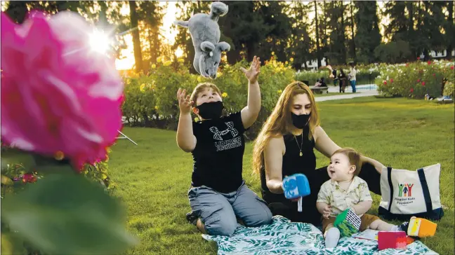  ?? DOUG DURAN — STAFF PHOTOGRAPH­ER ?? Vicky Zarzosa Valencia of San Jose, plays with her two children, 9-month-old Dennis and Sebastian, 6, in San Jose. The Healthier Kids Foundation provided the single mom with necessary baby supplies.