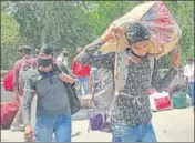  ?? GURPREET SINGH/HT ?? ■
Migrants being dispersed by police from the Jagraon Bridge in Ludhiana on Tuesday.