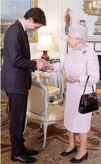  ??  ?? Premier Justin Trudeau an der Spitze von Kanadas Regenbogen­parade und ganz artig vor seinem Staatsober­haupt Queen Elizabeth in London.