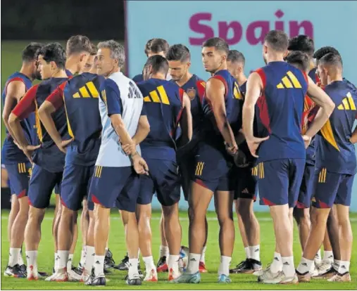  ?? ?? Luis Enrique, junto a los jugadores de la Selección, en el entrenamie­nto de ayer.