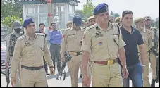  ?? HT PHOTO ?? J&K Police stand guard at the Kashmir University gate after the incident on Wednesday.