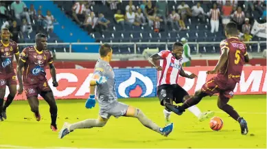  ?? FOTOS GIOVANNY ESCUDERO ?? Acción del autogol que le dio el triunfo al Junior. Se originó los pies de Toloza, quien se coló entre los centrales.