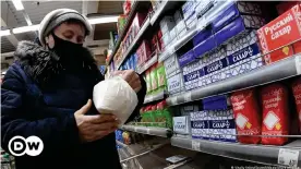  ??  ?? Цены на продукты питания в России не перестают расти