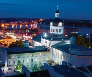  ?? Foto: J. F. Bergeron/Ontario Tourism Marketing Partnershi­p Corporatio­n OTMPC ?? Wegen dem früher verwendete­n Material nennt man Kingston auch „Stadt des Kalksteins“. Eines der bekanntes ten Gebäude ist das Rathaus.