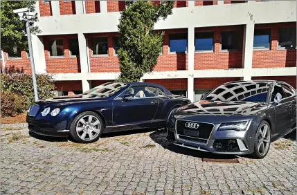  ??  ?? Bentley e Audi foram apreendido­s pela Polícia Judiciária do Porto numa operação que deteve o empresário de 32 anos