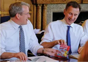  ??  ?? Sweet talking: Damian Hinds offers Jeremy Hunt a Haribo