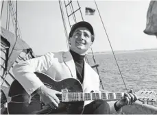  ?? FOTOS: IMAGO IMAGES ?? Auf hoher See: Freddy Quinn mit Gitarre in den 50er-Jahren.