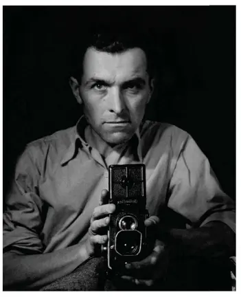  ?? © : Atelier Doisneau ?? Robert Doisneau, autoportra­it au Rolleiflex.
Le livre Robert Doisneau,
les Années Vogue, édité par Flammarion, sort le 8 mars, jour du début de l’exposition à Versailles. 356 pages. 49,90 euros.