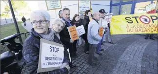  ?? (Photos Dylan Meiffret) ?? Venus avec des pancartes qui ne peuvent pas laisser insensible le public, ni les élus, les manifestan­ts ont rappelé les conséquenc­es du prolongeme­nt depuis  de cette décharge pour le sol de la plaine des Maures.