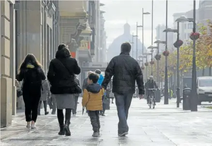  ?? Foto: Patxi Cascante ?? Una pareja con un niño caminando por Pamplona, en una foto de archivo.