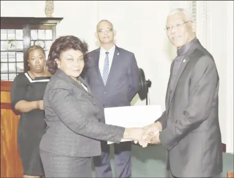  ?? (Minister of the Presidency photo) ?? President David Granger yesterday presented to Justice Claudette Singh, her Commission of Appointmen­t as Senior Counsel. Justice Singh was named among the nine legal practition­ers to be vested with this honour. However, she was unable to attend the...