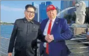  ?? REUTERS ?? Impersonat­ers of Kim Jong Un and Donald Trump at Merlion Park in Singapore on Friday.