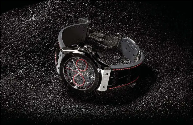  ??  ?? Il Classic Fusion Chronograp­h Aerofusion Red di Hublot, creato con il rivenditor­e The Watch Gallery. A destra. Eccellenza in blu e tributo all'artigianat­o d'arte per il modello 1815 Rattrapant­e Calendario Perpetuo Handwerksk­unst di A. Lange & Söhne, in...