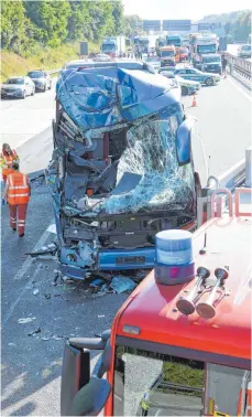  ?? FOTO: DPA ?? Der verunglück­te Reisebus war auf dem Weg in die Provence. Beim Zusammenst­oß mit einem Mülltransp­orter auf der A 5 bei Karlsruhe ist ein Mensch ums Leben gekommen. 30 weitere wurden verletzt.