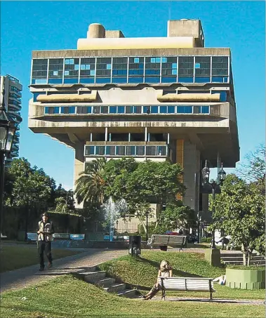  ?? FOTOS: ANA MIYNO ?? HONGO. Como con el Obelisco, el diseño generó controvers­ias. Hoy es referente vital de la Ciudad.