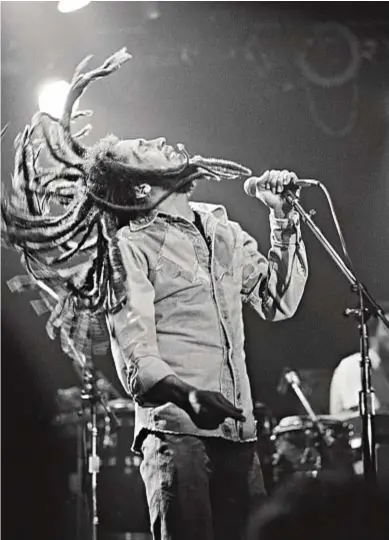  ?? ?? Un’immagine di Bob Marley, scatenato in un suo concerto reggae. Il cantautore e attivista giamaicano morì a soli 36 anni per un cancro. Il film Bob Marley: One Love nei cinema da ieri ne racconta la vita