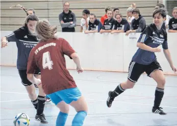  ?? FOTO: ROLAND HABEL ?? Die Tuttlinger Fußballfra­uen, hier im Angriff gegen den SV Worblingen, belegten beim Turnier in der Mühlauhall­e den vierten Platz.