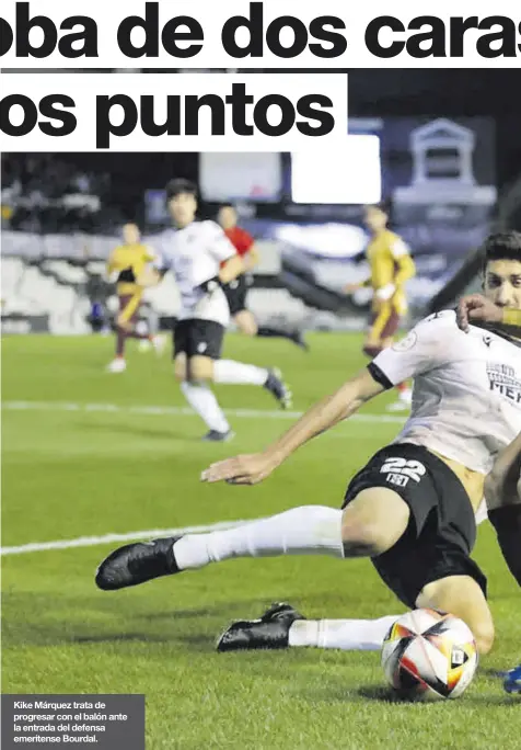  ?? ?? Kike Márquez trata de progresar con el balón ante la entrada del defensa emeritense Bourdal.