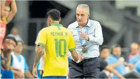  ??  ?? Otro golpe. Se lamentan Neymar y el DT Tite. Jugó apenas 12 minutos.