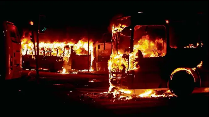  ?? Divulgação ?? Ônibus são incendiado­s em cena do documentár­io ‘Dedo na Ferida’, dirigido por Silvio Tendler, que critica o aumento da desigualda­de