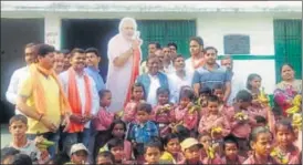  ?? HTPHOTO ?? BJP workers celebratin­g with schoolchil­dren on the eve of PM’s birthday in Varanasi.