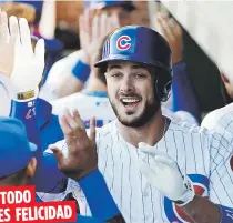  ?? AP /David Ebanks ?? TODO
ES FELICIDAD
Kris Bryant saluda a sus compañeros en el ‘dugout’ luego de sacudir un jonrón de dos carreras en el cuarto triunfo al hilo de los Cachorros.