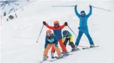  ?? FOTO: MICHAEL MAYER/DPA ?? Kindern macht Skifahren lernen in der Gruppe meist mehr Spaß als Einzelunte­rricht.