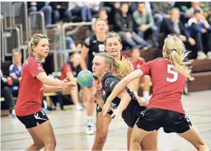  ?? RP-FOTO: STEPHAN
KÖHLEN ?? Lara Terhardt (am Ball) markierte den Haaner Siegtreffe­r.