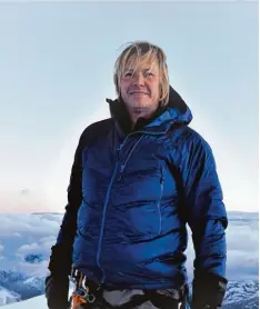  ?? Foto: John All ?? Über den Gipfeln der Berge liegt seine Welt: Klimaforsc­her und Bergsteige­r John All erforscht, wie die Gletscher unter steigenden Temperatur­en leiden.