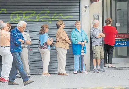  ??  ?? Extra. Los reintegros por compras de alimentos con tarjeta de débito beneficiar­ían a 6 millones de personas.