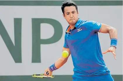  ?? AFP ?? Un paso adelante. Hugo Dellien derrotó al indio Gunneswara­n en el polvo de ladrillo de Roland Garros.