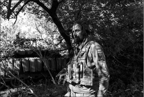  ?? LYNSEY ADDARIO / THE NEW YORK TIMES ?? A Ukrainian soldier stands by a captured Russian T-80BVM main battle tank May 12 in Hrushuvakh­a, on the road west of Izyum in the Kharkiv region of Ukraine.