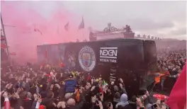  ?? FOTO: EPA/PETER POWELL ?? Liverpool-fansen attackerad­e Manchester Citys-spelarbuss inför kvartsfina­lmötet på Anfield.