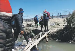  ?? ?? En esta foto de archivo, migrantes cruzan el Río Bravo en la frontera que divide a México de los Estados Unidos en Ciudad Juárez, México.