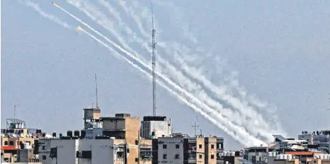 ?? FOTO: MAHMUD HAMS/AFP ?? Unter Beschuss: In Gaza, das von der radikal-islamische­n Hamas kontrollie­rt wird, werden am Dienstag Raketen auf Israel abgefeuert.