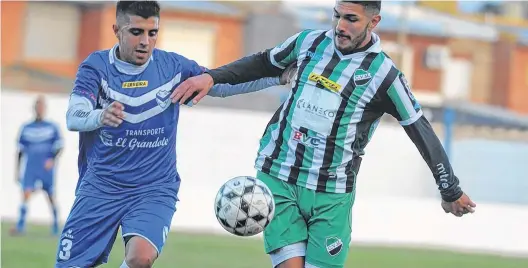  ?? PABLO PRESTI-LA NUEVA. ?? Gastón Santillán acomoda el cuerpo para llegar antes al balón que el defensor Tiago Leoz. El delantero tricolor lleva 4 conquistas en el torneo.