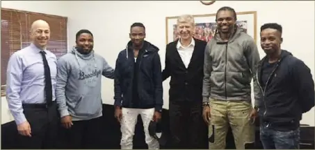  ??  ?? From third left: Kelechi Nwakali; Arsene Wenger; Nwankwo Kanu and Samuel Chukwueze at Arsenal’s North London home at the weekend