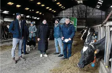  ?? Fotos: Anouk Antony ?? Zehn Landwirte, Forscher und Agrarwisse­nschaftler aus Moldawien besuchen den Biohof Trifolie in Cruchten, weitere Betriebe stehen in den nächsten Tagen auf dem Programm.