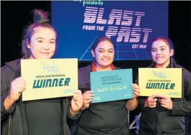  ?? PICTURE / SUPPLIED ?? Stephanie Turner (centre), officially Foodstuffs’ best supermarke­t checker in Northland, with runner-up Anahshea Harpur (right) and third-placed Kaiya Turvey.