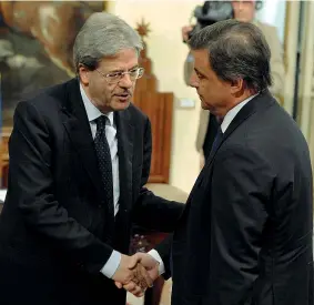  ??  ?? L’esecutivo Il presidente del Consiglio Paolo Gentiloni (a sinistra) e il ministro dello Sviluppo economico Carlo Calenda