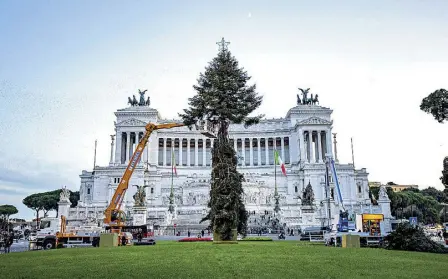  ?? (foto Claudio Guaitoli) ?? A piazza Venezia è stato installato l’albero di Natale. Ieri le prime operazioni