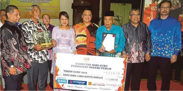  ?? BERNAMA PIC ?? Raja Muda of Perlis Tuanku Syed Faizuddin Putra Jamalullai­l (centre) at the launch of the state-level Teachers Day celebratio­n in Kangar on Saturday. With him is the recipient of the Tokoh Guru Perlis 2018 Zain Othman (on his left).