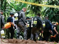  ?? Foto: dpa/Sakchai Lalit ?? Taucher vor dem Eingang der Höhle