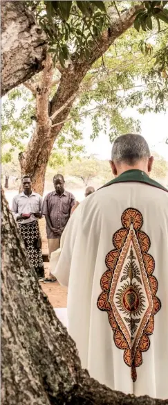  ??  ?? Izquierda en alto: Padre Arias celebrando misa en Mozambique Abajo: Fieles reunidos en la parroquia (Fundación Messi/Florencia Visconti)