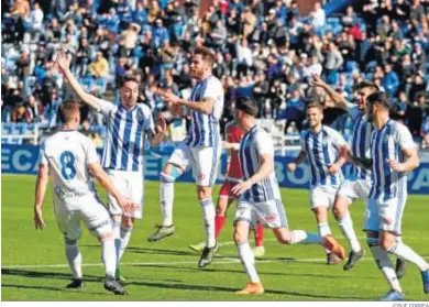  ?? JOSUÉ CORREA ?? Iván González, saltando, festeja el gol que marcó la temporada pasada en Huelva al Real Murcia.