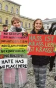  ?? Foto: dpa ?? Zum Protest gegen die Pegida Kundge bung in München kamen 2500 Men schen. Sie zeigten bunte Plakate und sangen gegen die Rechten.