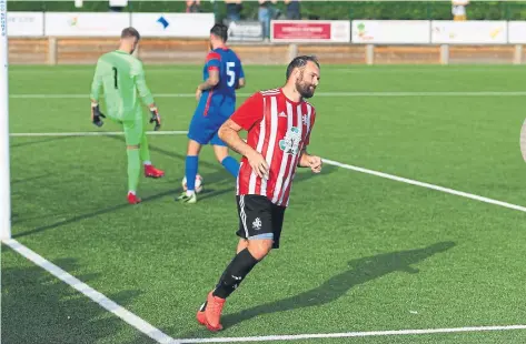  ?? ?? Brett Pitman scored his 50th Shaftesbur­y goal against former club Portcheste­r at the weekend. Picture by Ken Walker