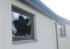  ?? FOTO: VEREIN ?? Unbekannte haben auf dem Gelände des SV Bermatinge­n gewütet und unter anderem das Fenster der Gästekabin­e zerschlage­n.