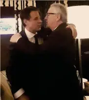  ?? ANSA ?? Abbraccio. Il saluto tra il premier Giuseppe Conte e il presidente della Commission­e Ue Jean-Claude Juncker ieri a Buenos Aires